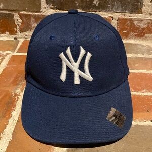 New York Yankees Navy Twill Cap with hook & loop strap